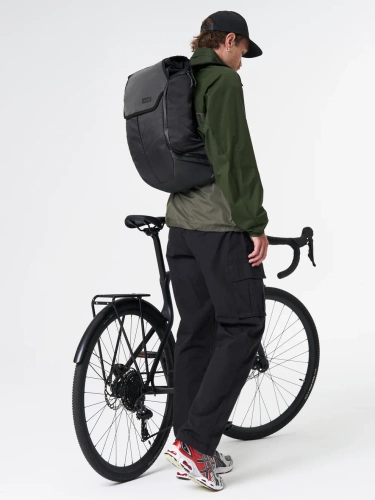 AEVOR Bike Pack PROOF Black 18-24l | plecak rowerowy / miejski / wyprawowy | z USZTYWNIACZEM / WENTYLACJĄ | WATERPROOF 13K + LAPTOP 15" IPX DIN